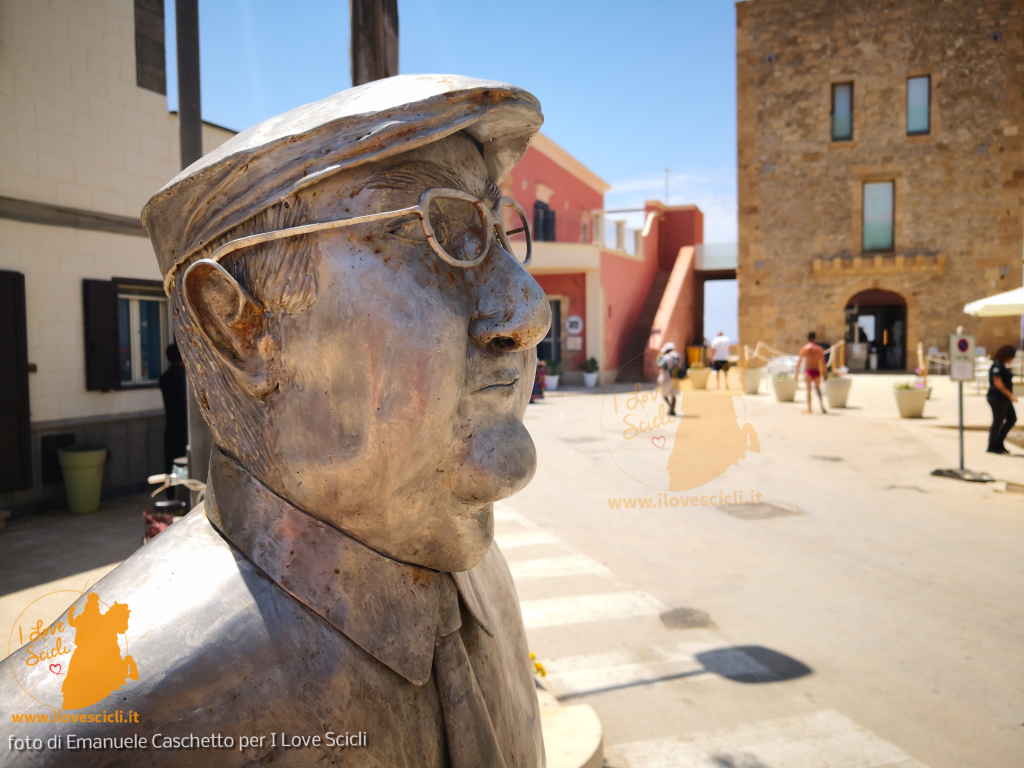 statua Andrea Camilleri Punta Secca - Marinella 